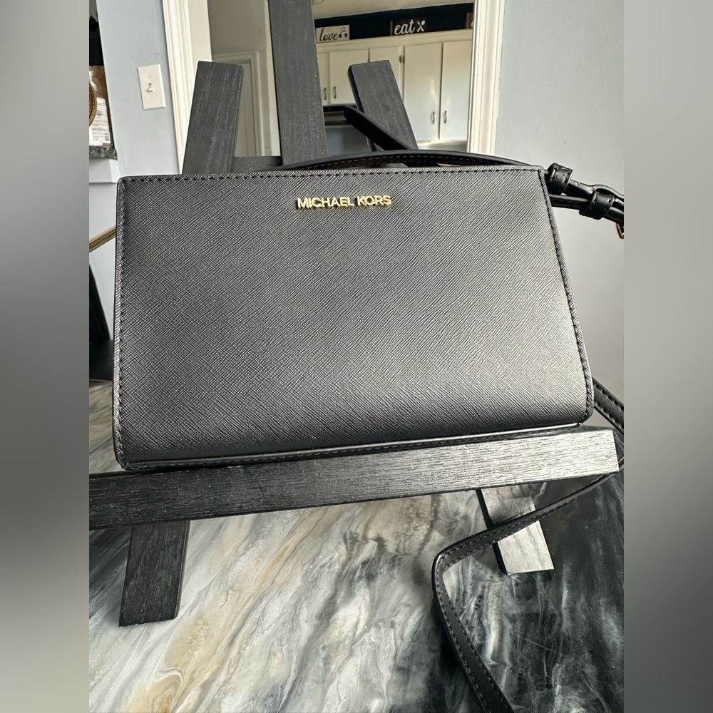 MICHAEL KORS Sheila Saffiano Leather Crossbody Bag